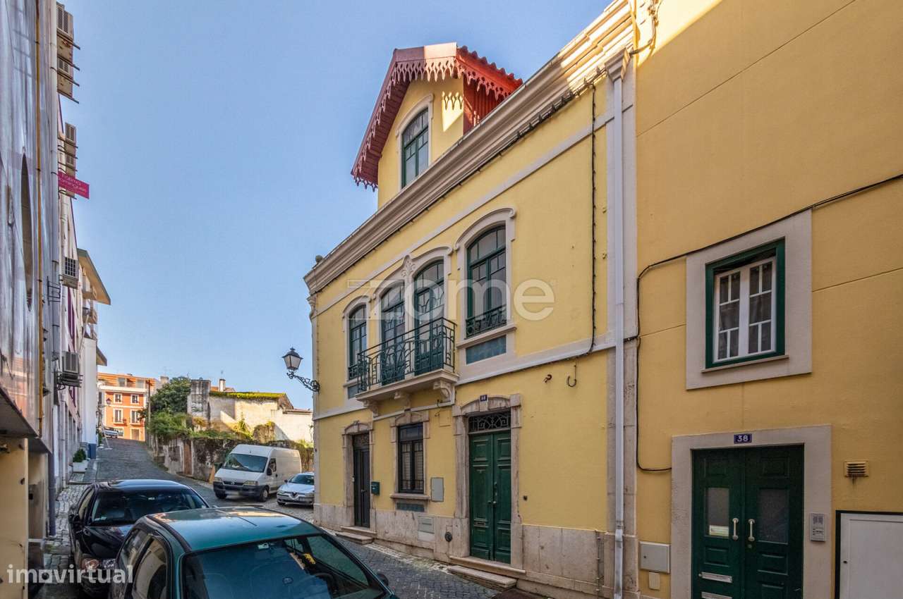 Predio Com Grandes Areas No Centro De Leiria