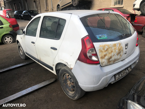 Dezmembrez Dacia Sandero 1.2 benzina alb 2010 - 3