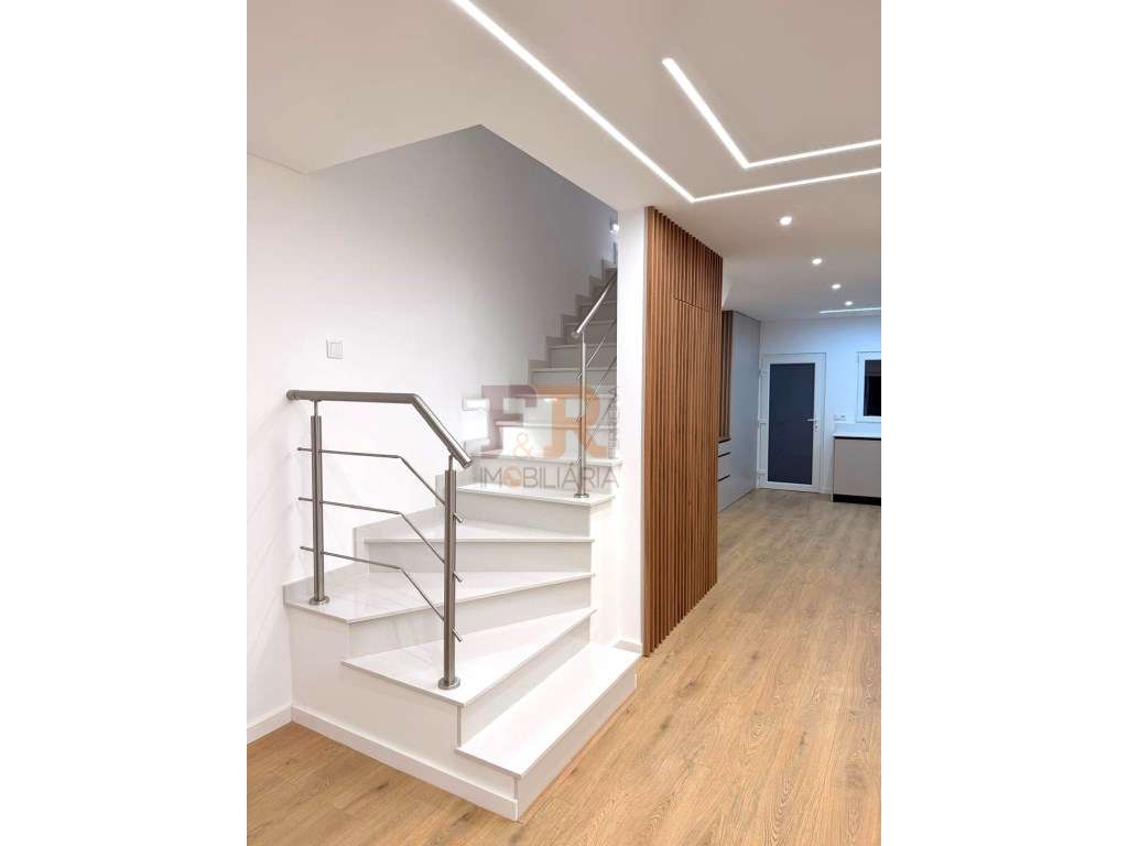 Moradia Geminada Gaveto T3 com Garagem Quinta do Conde-9