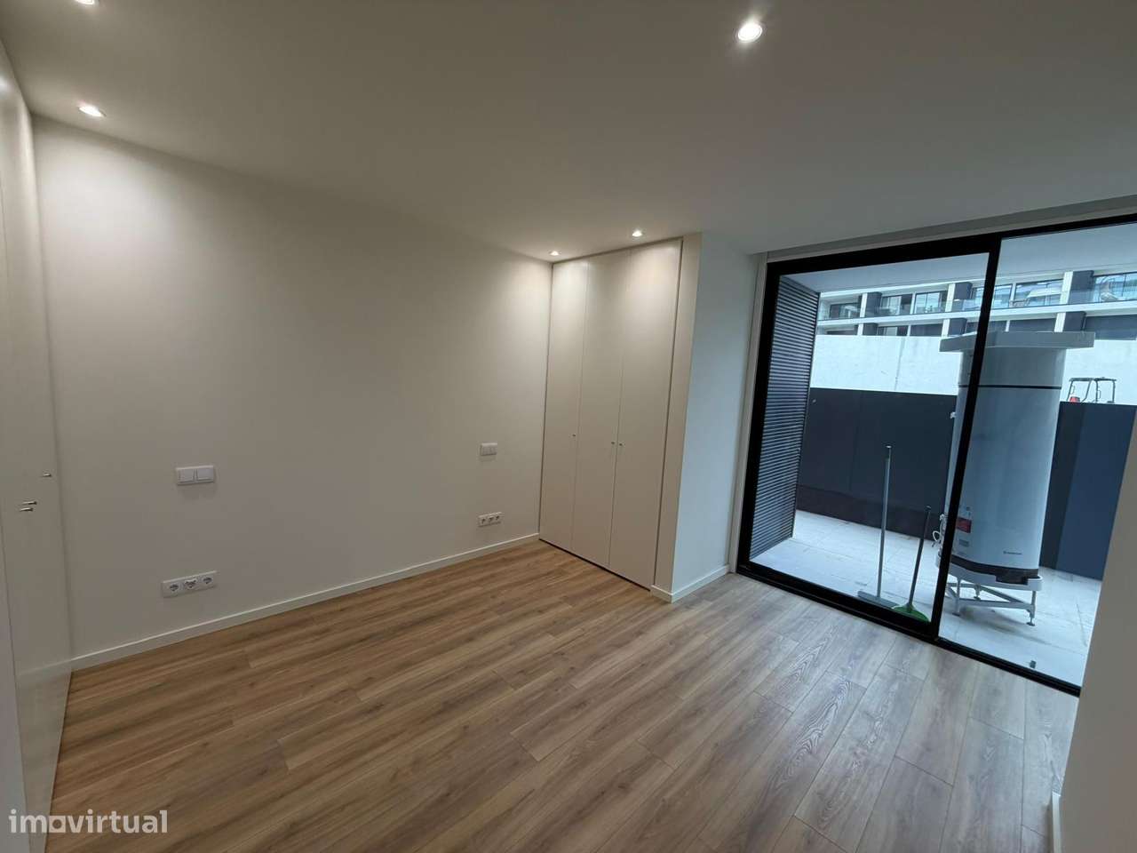 Apartamento T1 Novo c/ Lugar de Garagem em Santa Marinha (VL8)-5