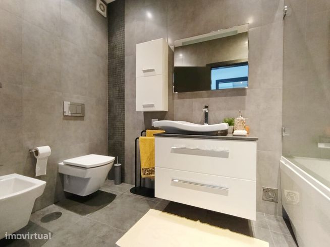 Apartamento T2 com garagem em zona da Solum-4