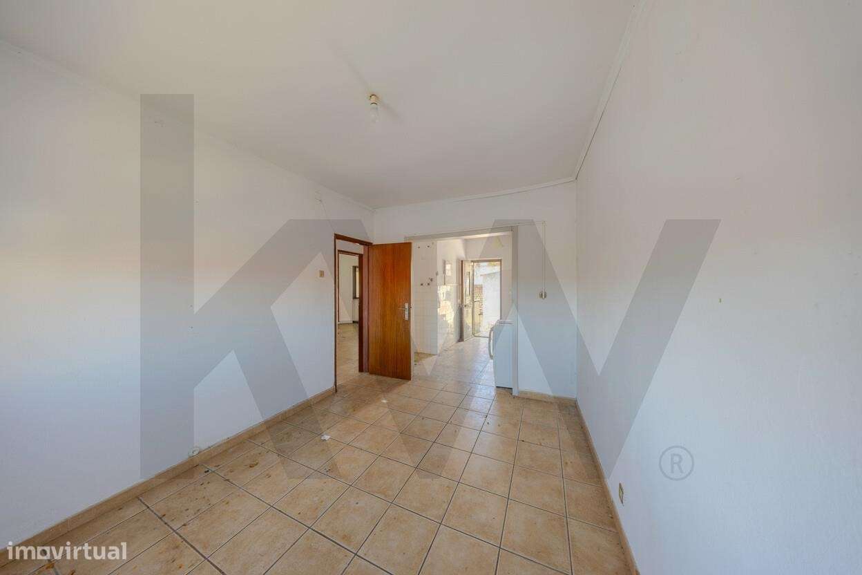 Moradia Bi-Familiar + 2 Anexos Habitáveis na Sobreda Caparica-37