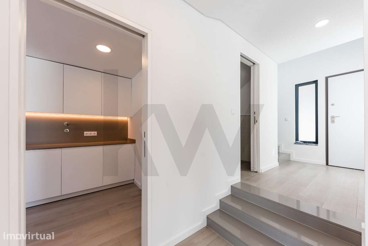 Moradia T3 Nova com Jardim, Terraço e Estacionamento – Próxima da CREL - Grande imagem: 2/60