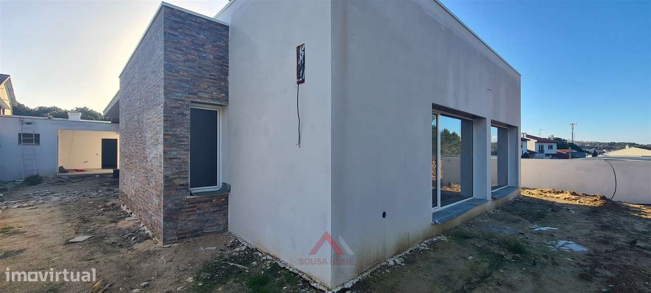 Moradia Rés-do-Chão T4 / Ilha / Jardim - Grande imagem: 4/43