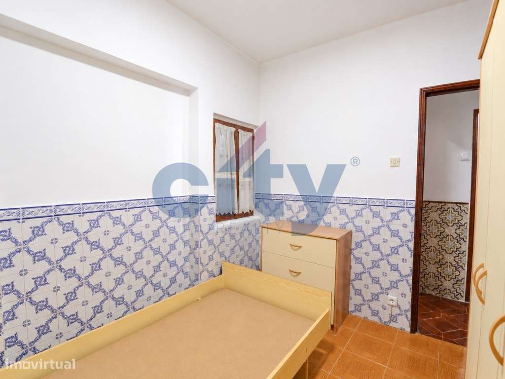 MORADIA EM BANDA , T3 A APENAS 170M DO METRO ODIVELAS-10