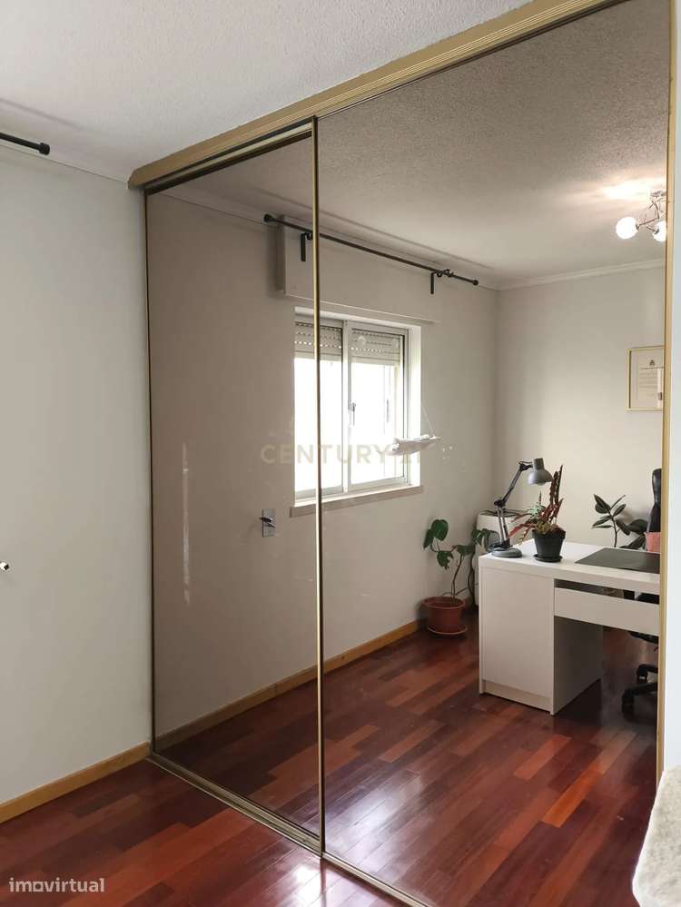 Localização e Conforto: T2  Renovado com Elevador em Santo António dos-5