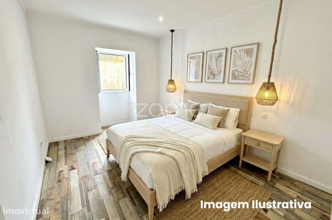 Moradia T1+3 Renovada com Quintal e Aproveitamento de Sótão – Arrif... - Grande imagem: 5/36