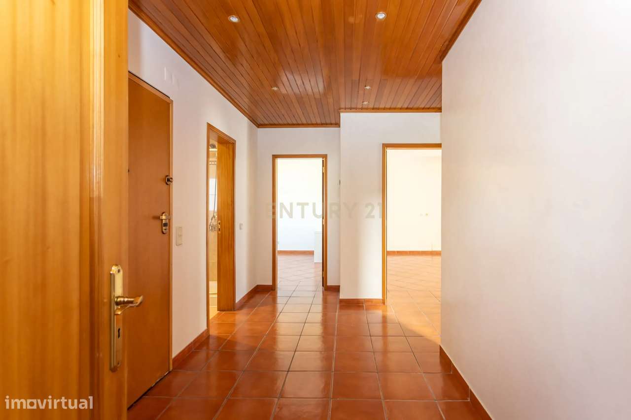 MORADIA - 5 ASSOALHADAS - GARAGEM - PISCINA - JARDINS - AZEITÃO - VALE - Grande imagem: 3/51