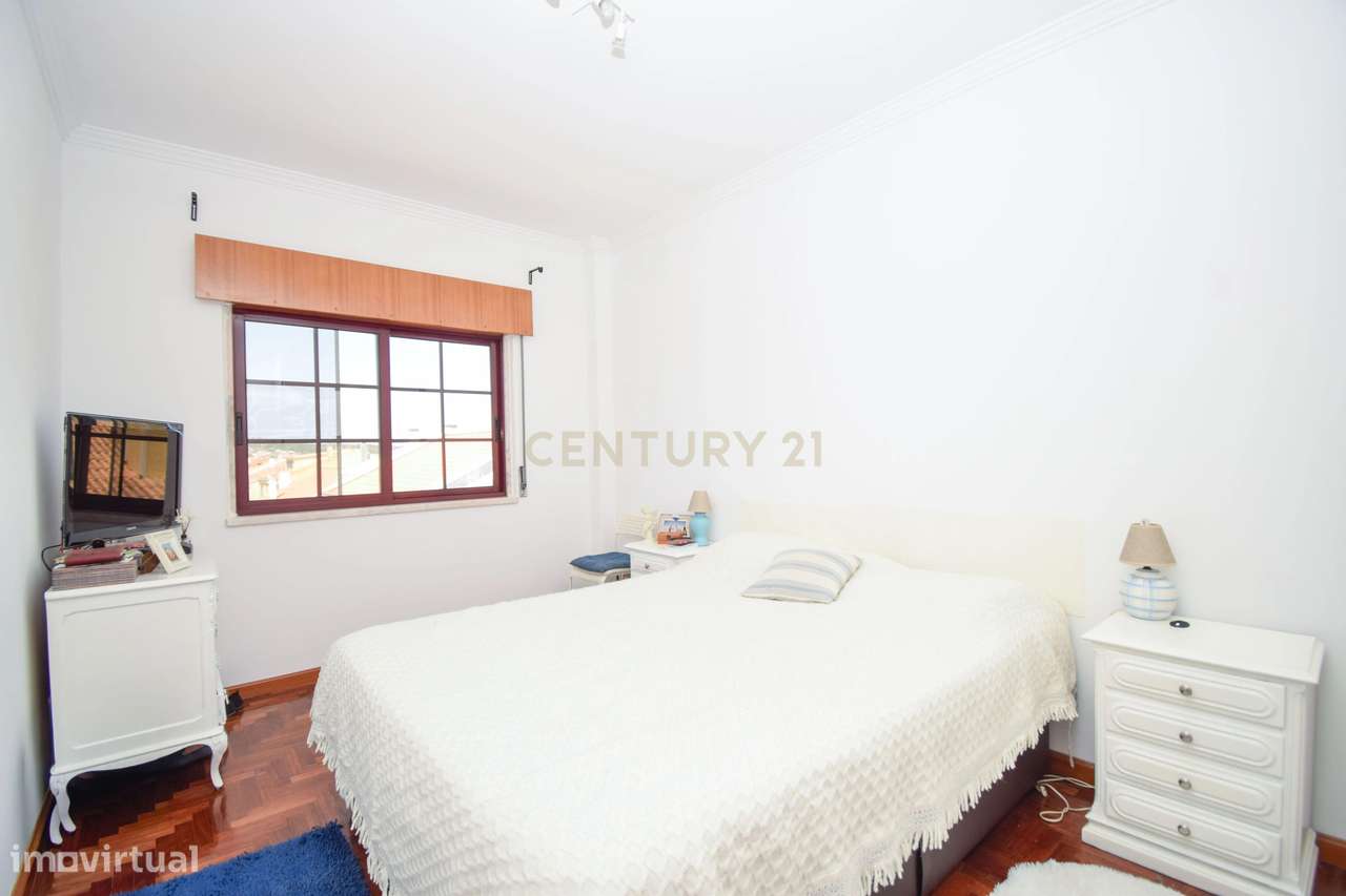 Apartamento T3, com 107 m² de área útil, estúdio musical com 40 m² e g-13