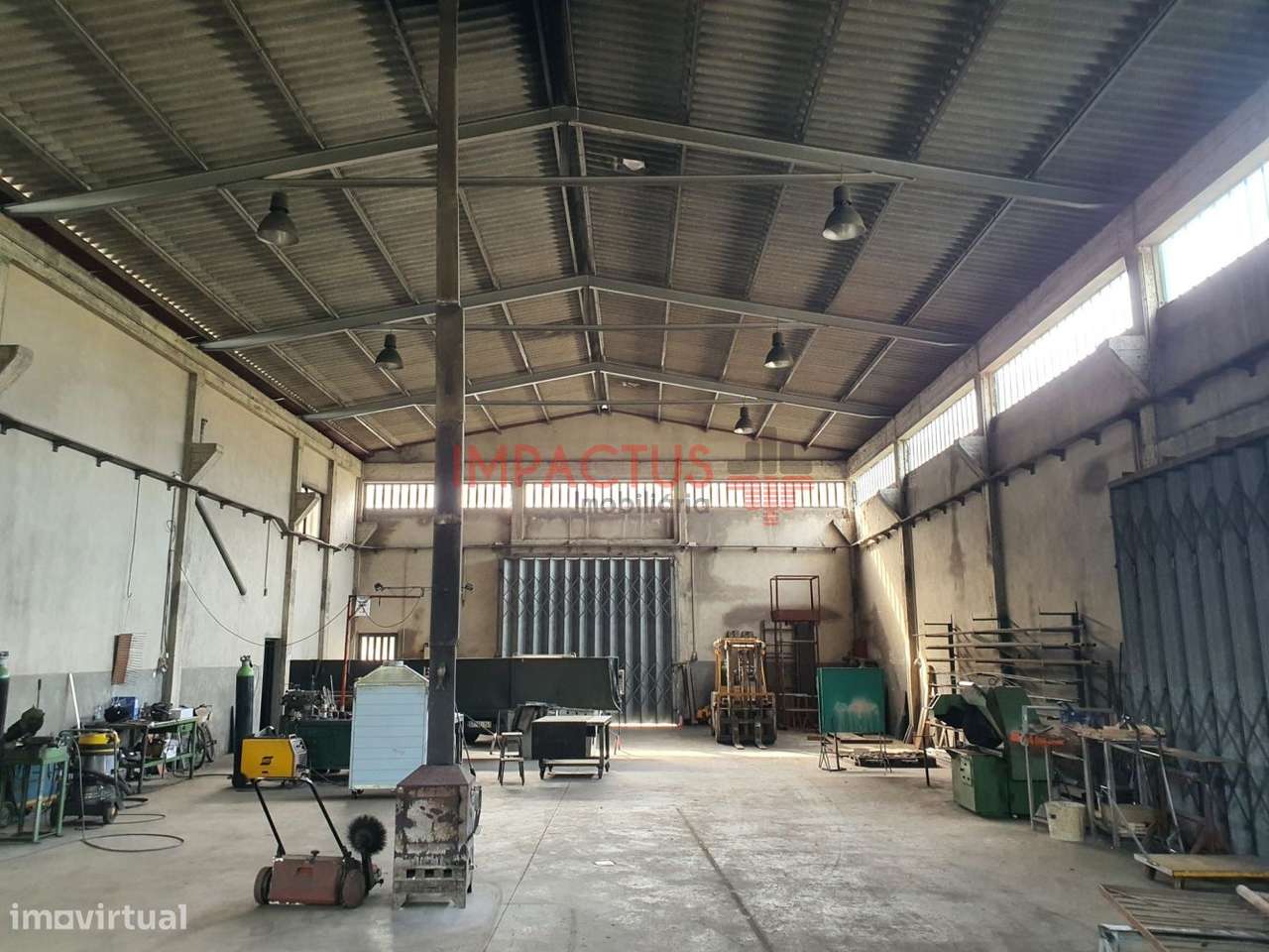 Armazém industrial com logradouro e 3200m2 área terreno - Grande imagem: 1/17