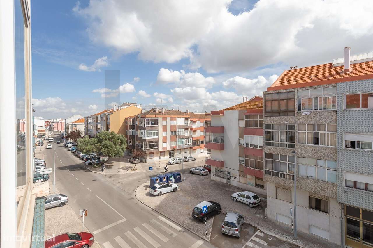 Apartamento T2 na Amora a Um Passo de Tudo | Luminoso e Bem Localizado-16