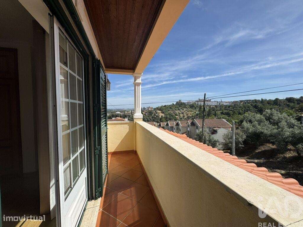 Moradia bi-familiar T5 em Tomar e Santa Maria dos Olivais de 230 m2-29