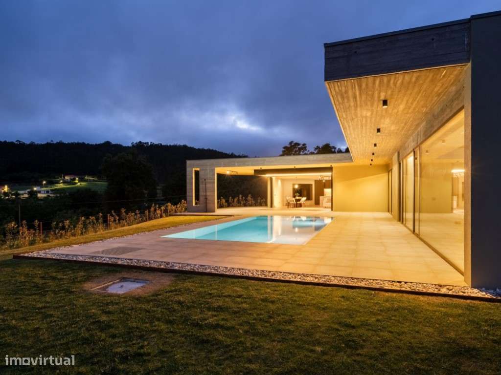 Moradia Térrea com Piscina Infinita e Vista Panorâmica sobre o Vale-15