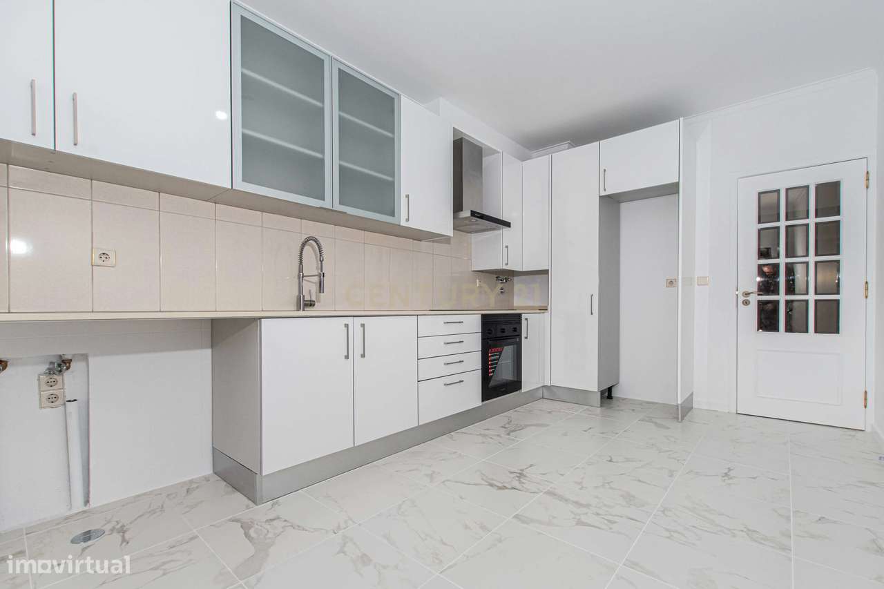 T3 Renovado com Elevador e Parqueamento – Modernidade e Conforto na Qu - Grande imagem: 2/19