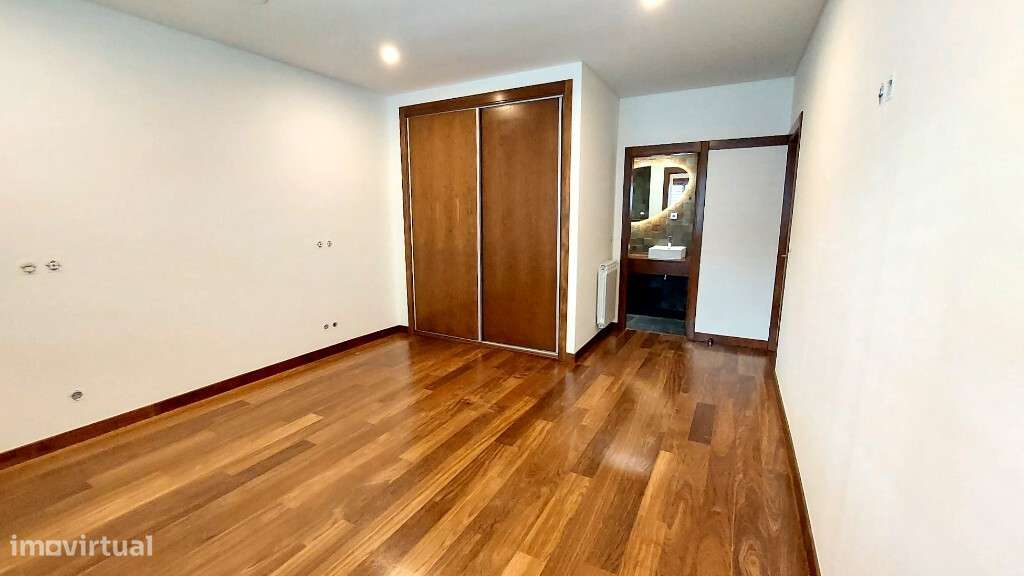 Moradia V4+1 em Banda com Piscina - Dume, Braga-17