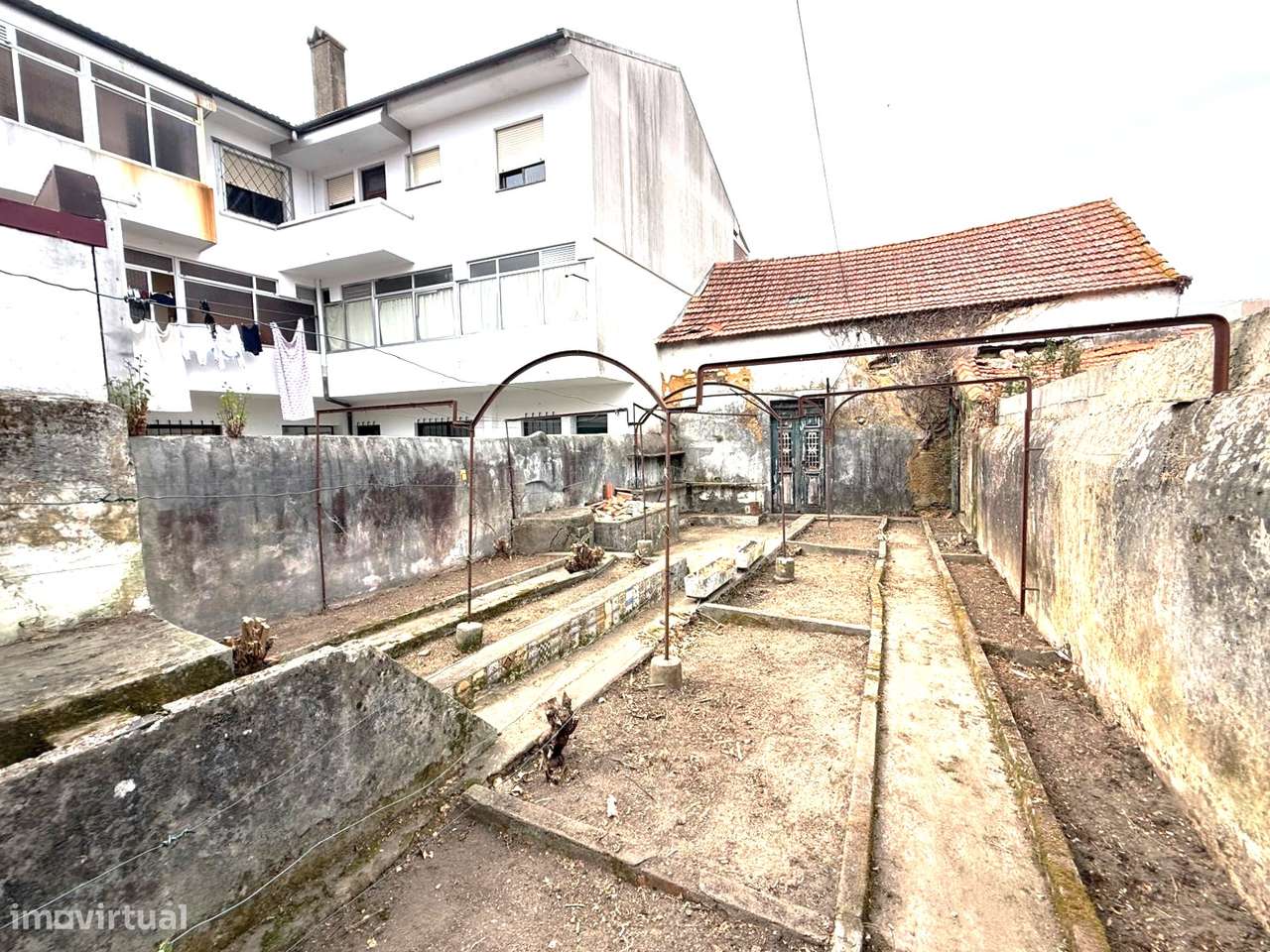 Moradia de Traça Apalaçada com Lojas  no Centro Histórico de Ovar-42