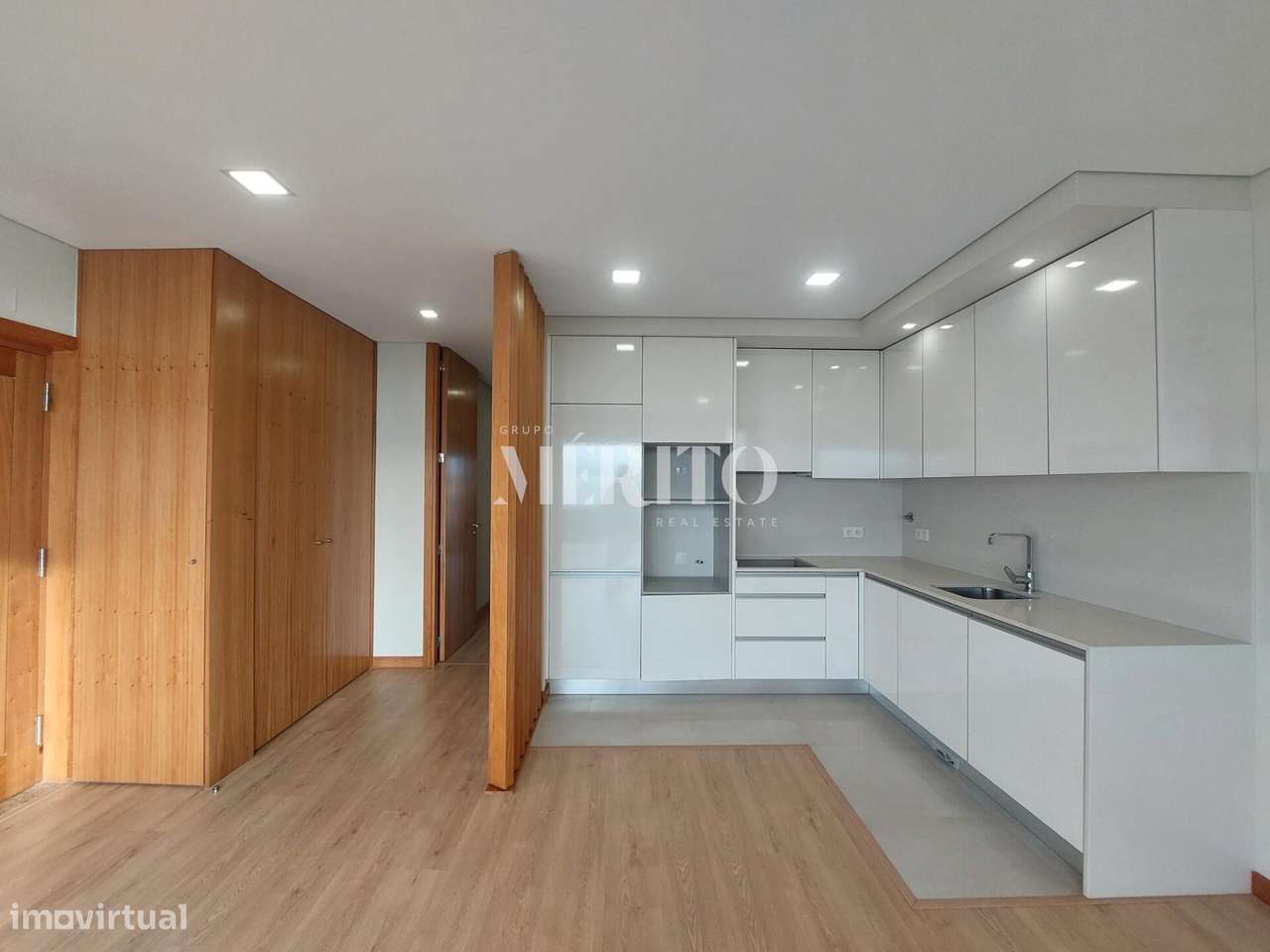 T2 NOVO em primeira linha de Mar com terraço, lugar de garagem e arrum - Grande imagem: 3/9