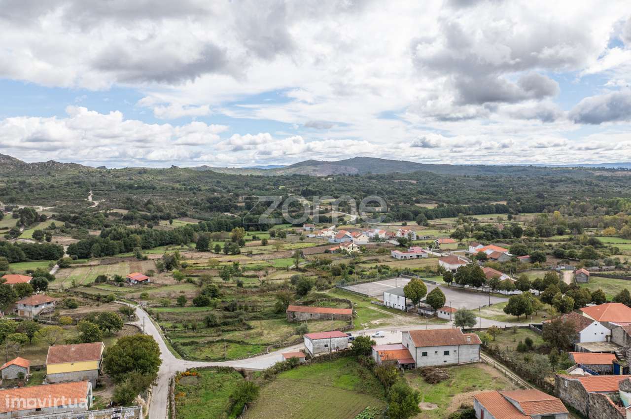 Moradia De 2 Pisos Com Patio Para Reconstruir Ardaos Boticas