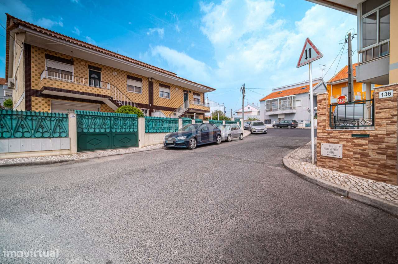 Moradia Geminada T4 com Jardim e Garagem em Zona Tranquila de Camarate-0