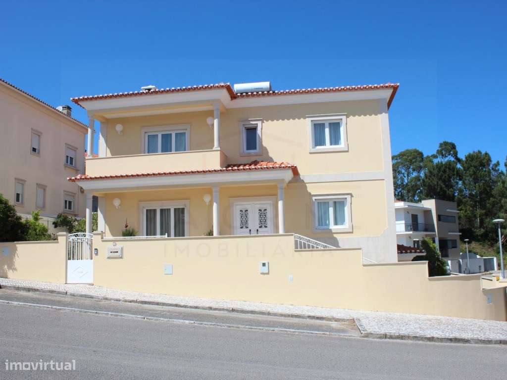 Moradia T5 com grandes áreas em zona muito tranquila de Rio Maior-3
