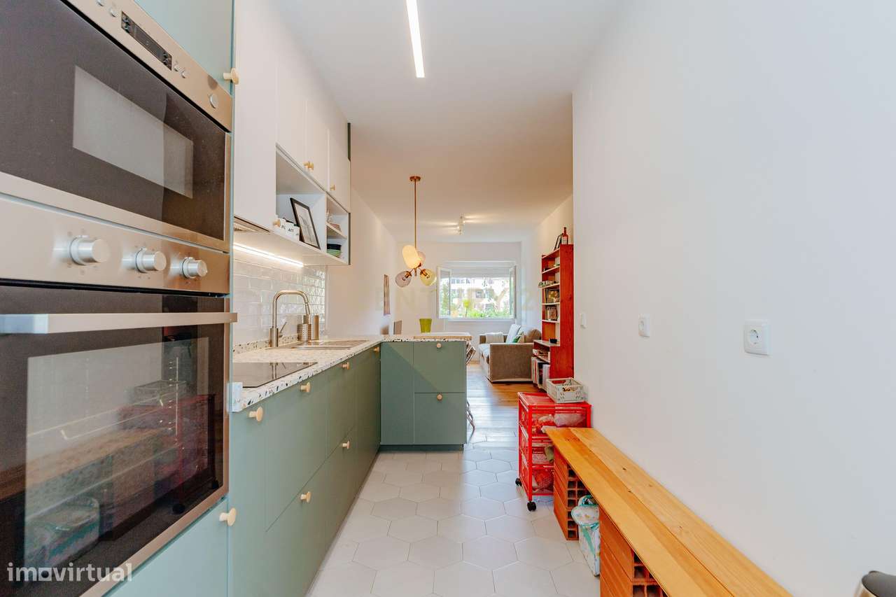 T2 exclusivo, totalmente remodelado e mobilado, com logradouro privati-11