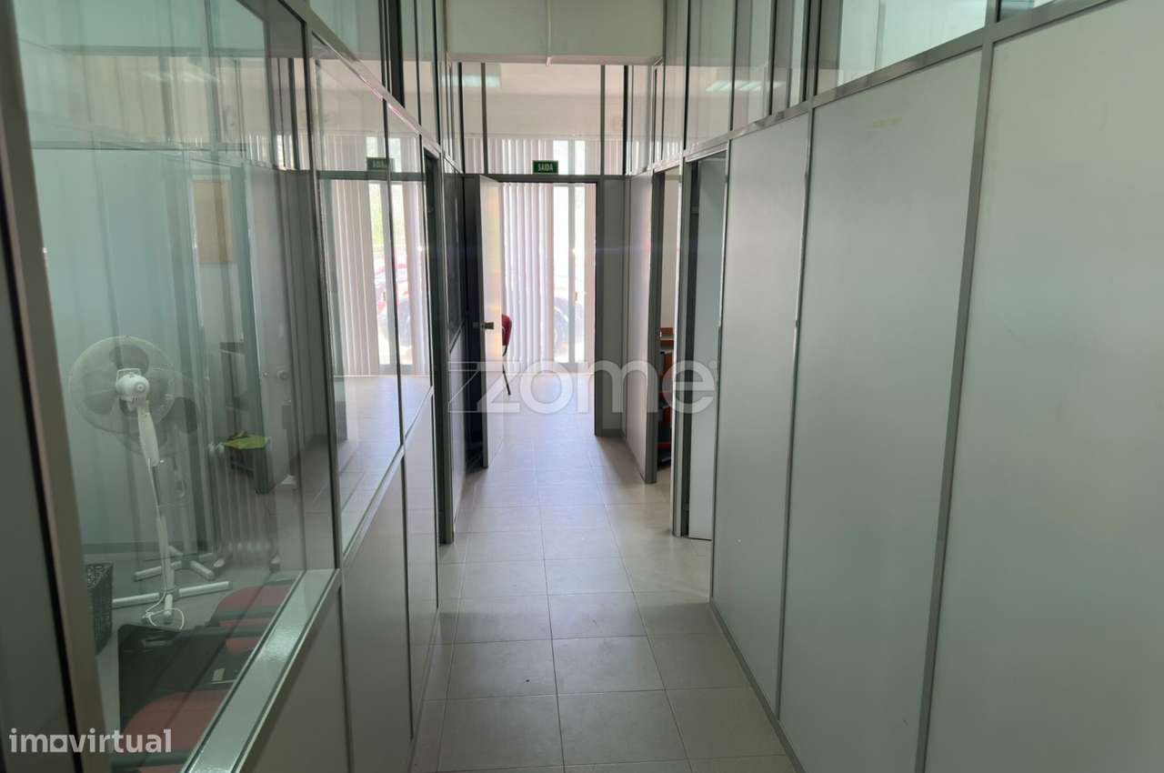 Loja de 108 m² com Potencial de Conversão em T3 – Santana, Sesimbra...-9
