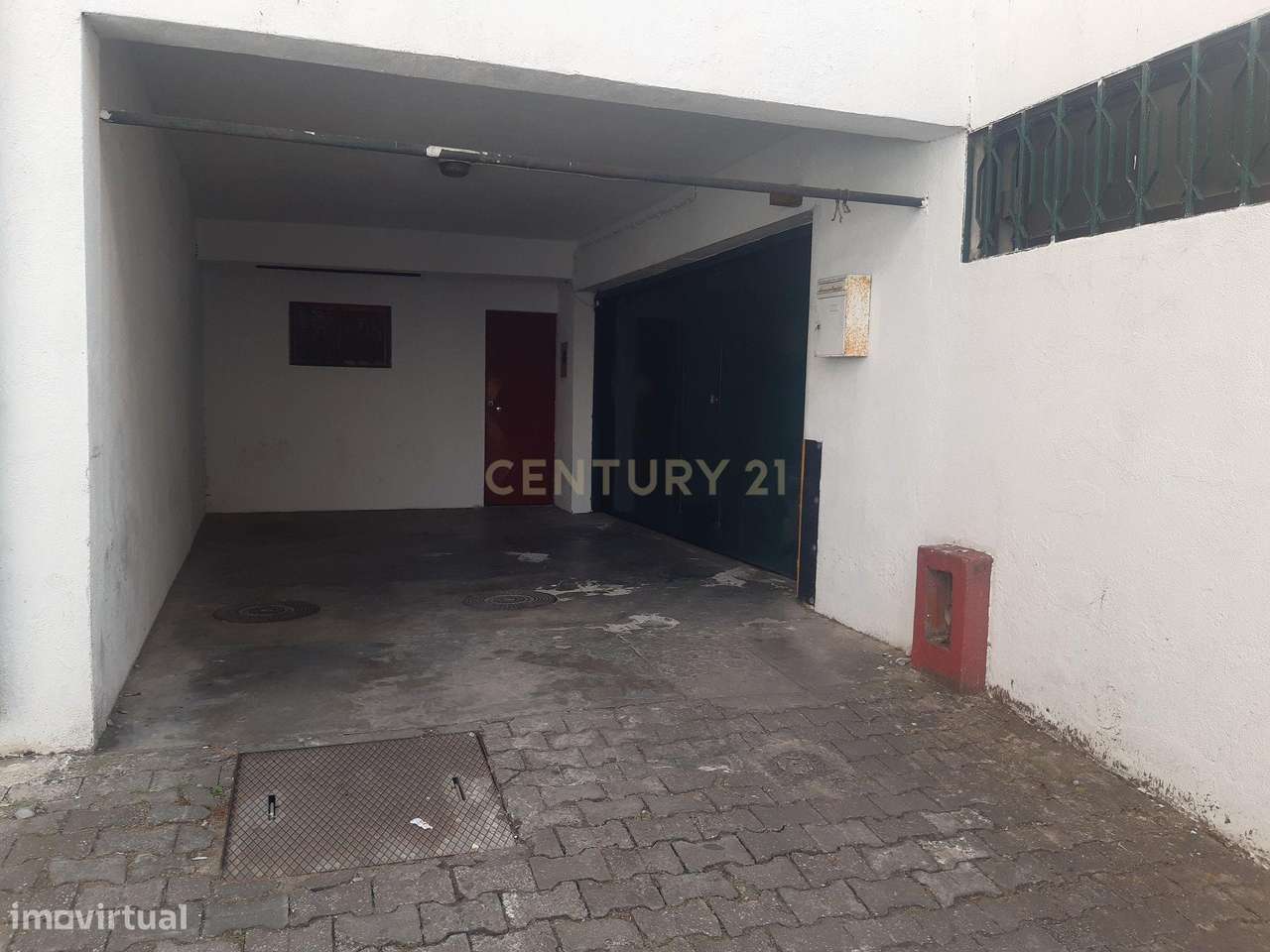 Parqueamento em Sacavém, em garagem fechada com portão automático - Grande imagem: 4/12