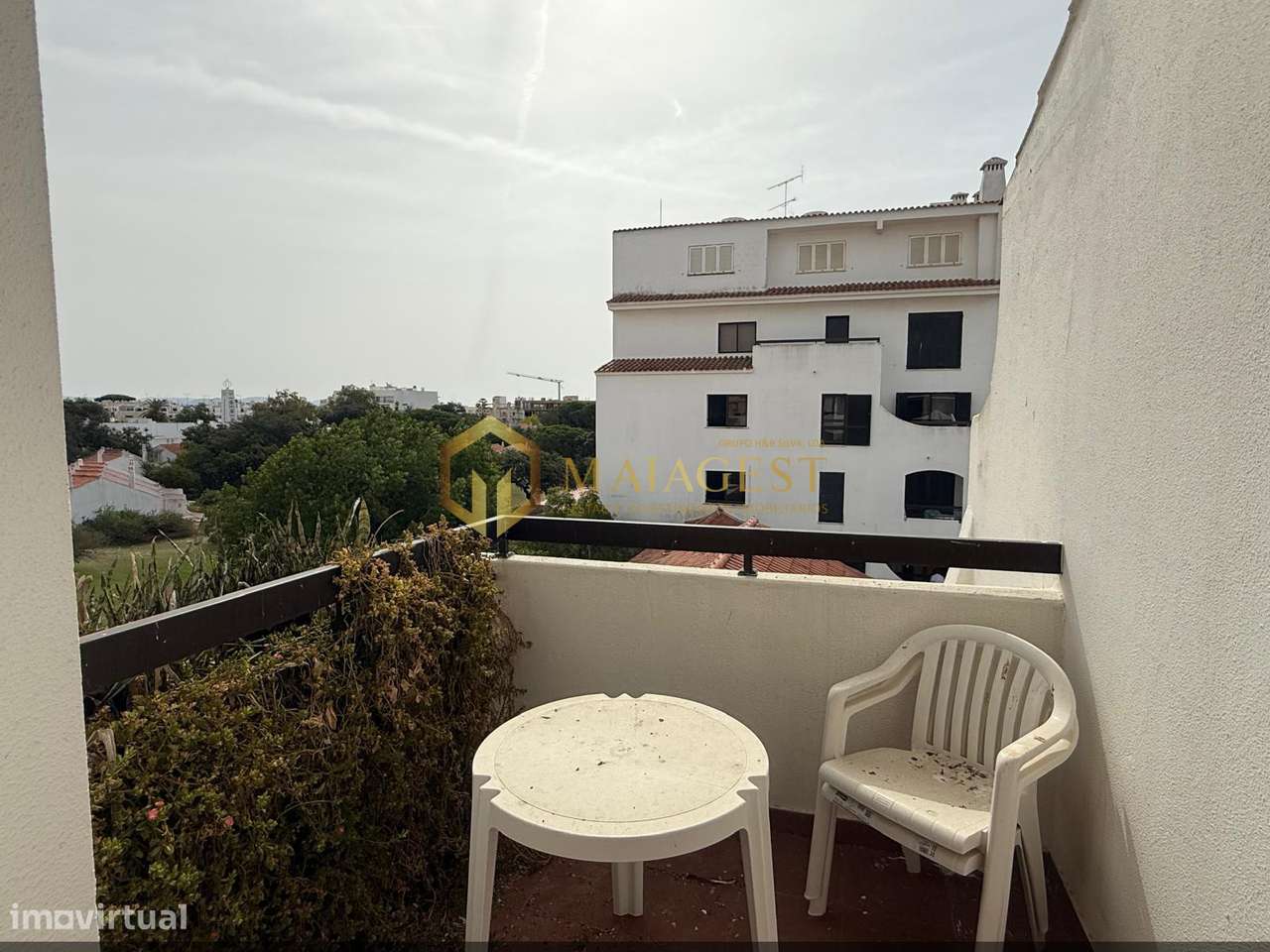 Apartamento T0 em condomínio fechado com piscina na Oura - Grande imagem: 5/17