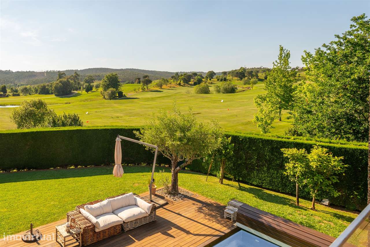 Moradia T4 com piscina, jardim e vista tranquila-37