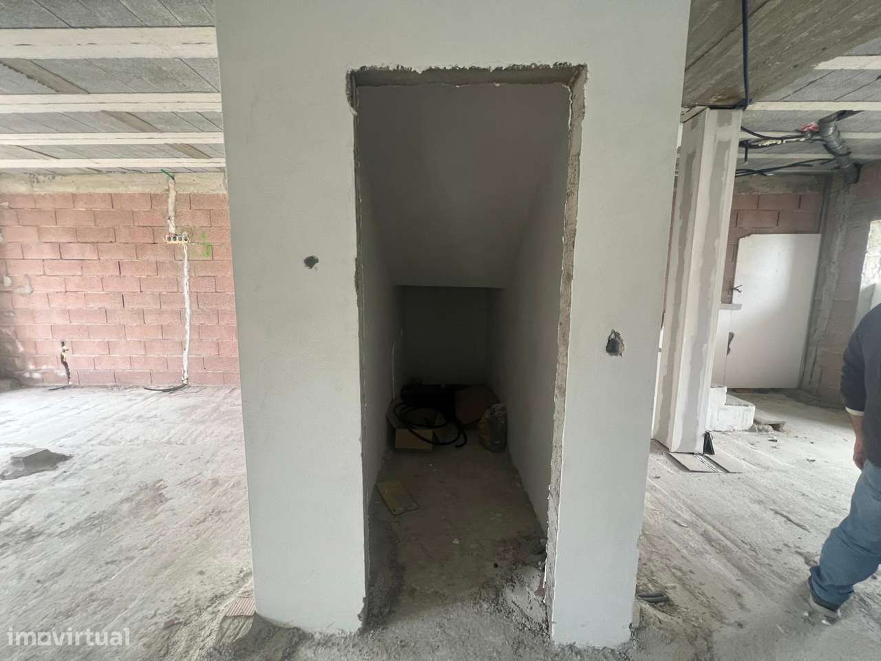 Moradia T4 em Fase Final de Construção com Piscina — Centro de Chaves-10
