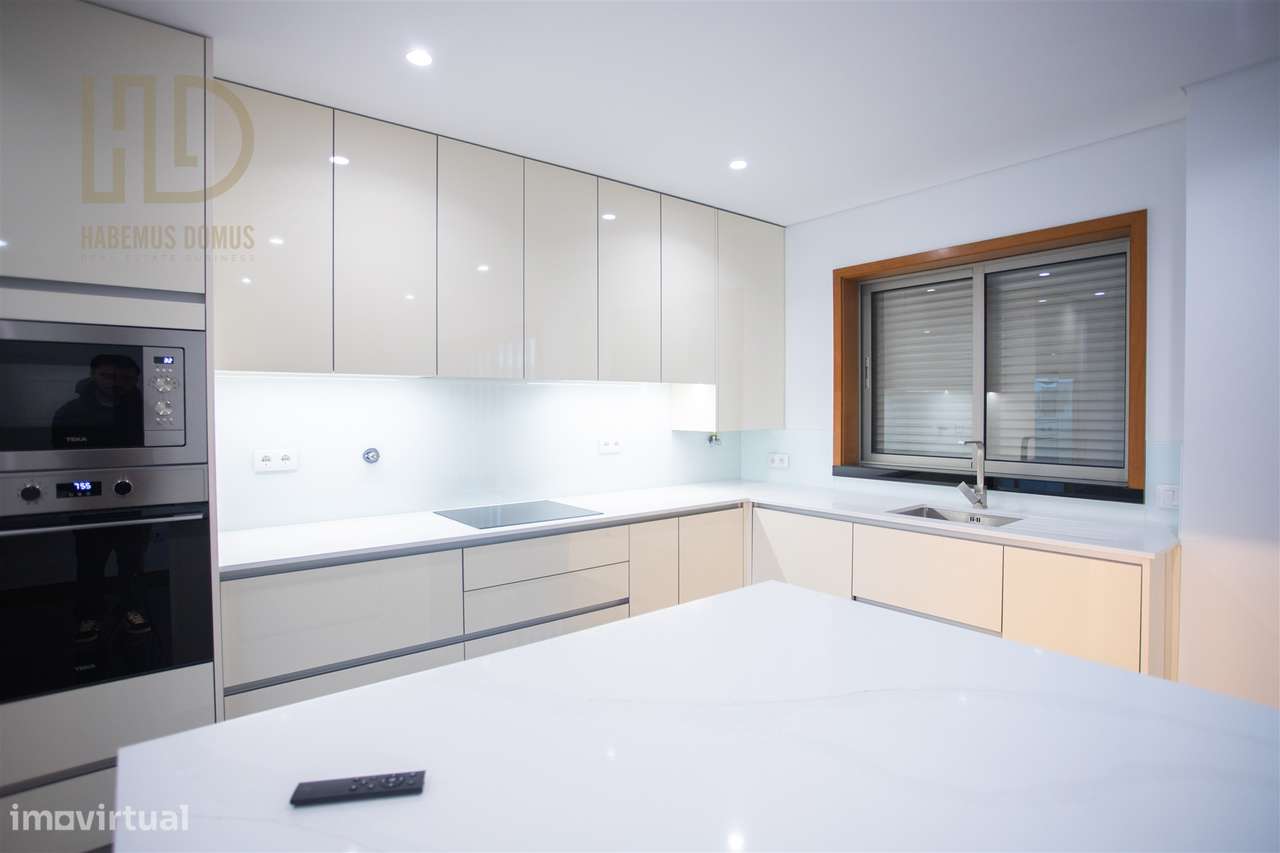 Moradia T3+1 de Luxo com 405m2 , renovada e Independente a 200 Metros-11