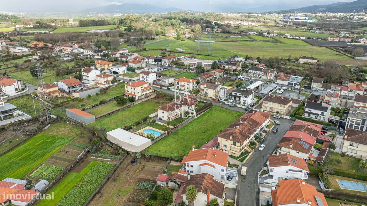 Lote de Terreno Urbano com 1.534m2 para construção de Moradia Individu-9