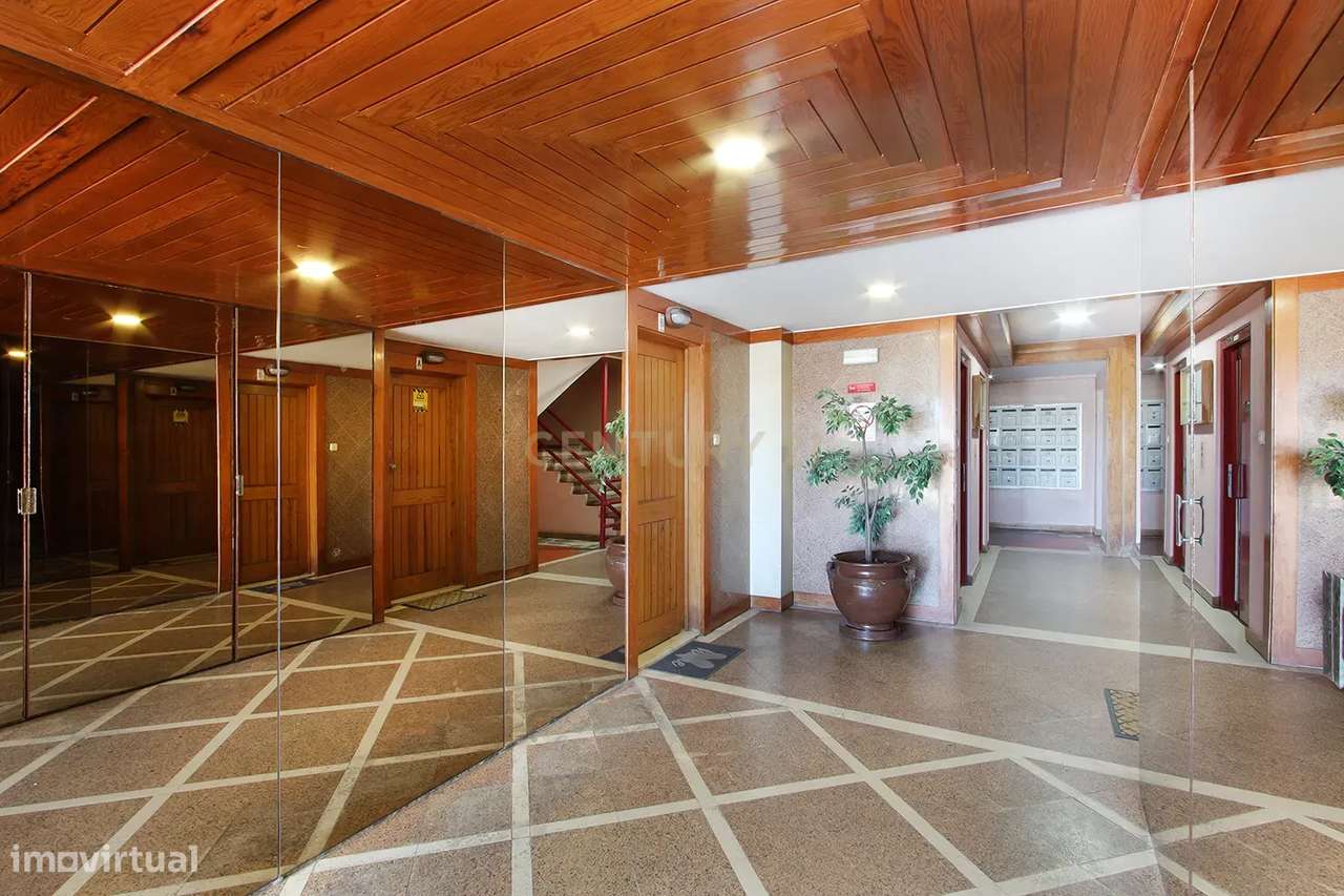 Apartamento T2 na Tapada das Mercês - Grande imagem: 2/19