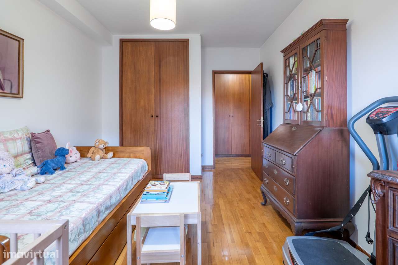 Apartamento T5 Com Excelentes Áreas em Matosinhos-32