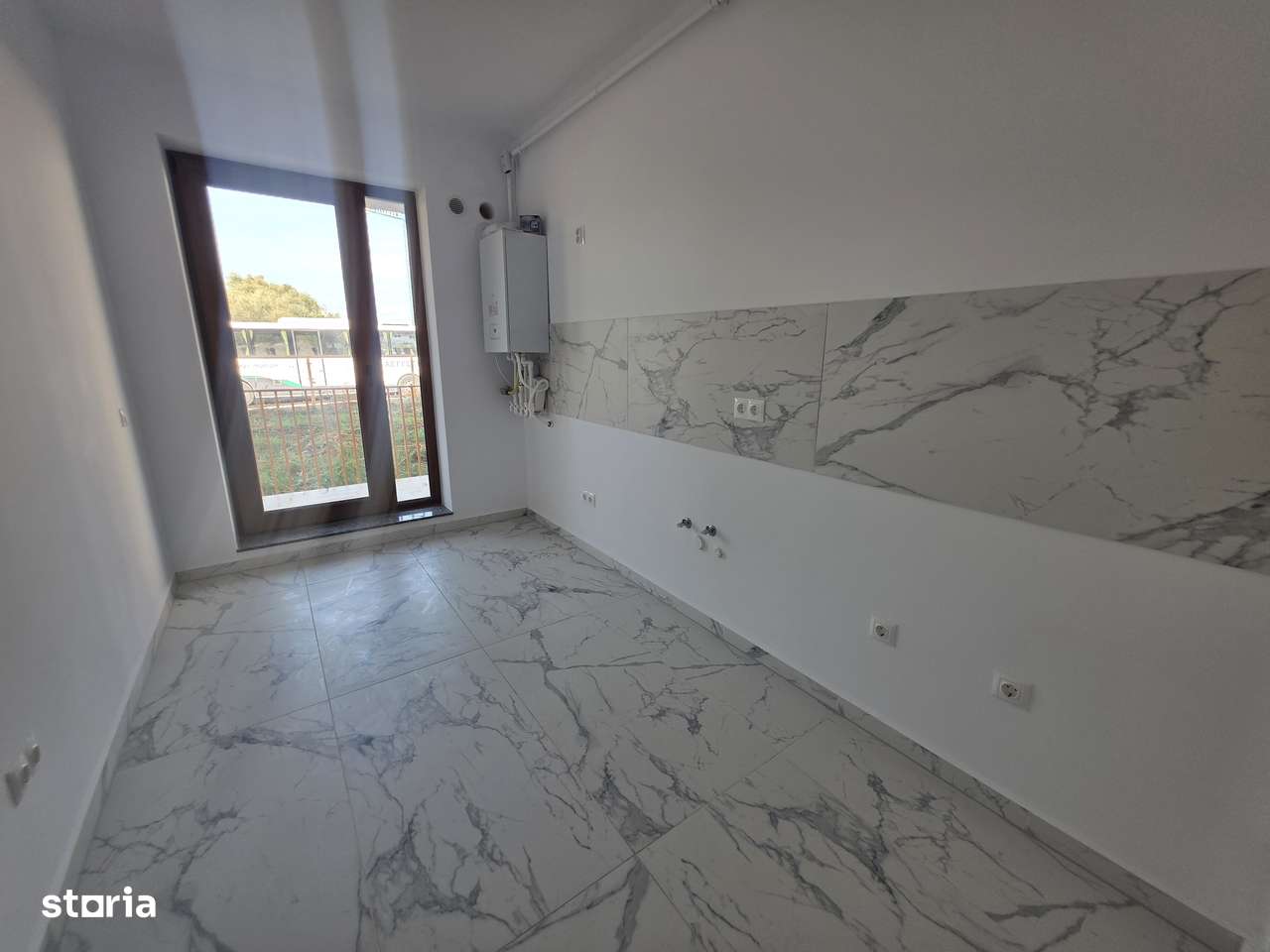 Vand apartament 2 camere cu gradina generoasa 190 mp zona Tractorul-5