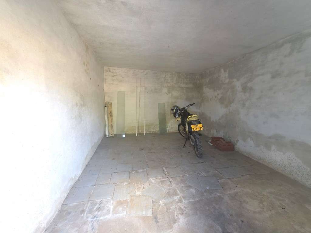 Moradia T3 em Vila Viçosa, com garagem, inserida em lote de 3500 m2-17