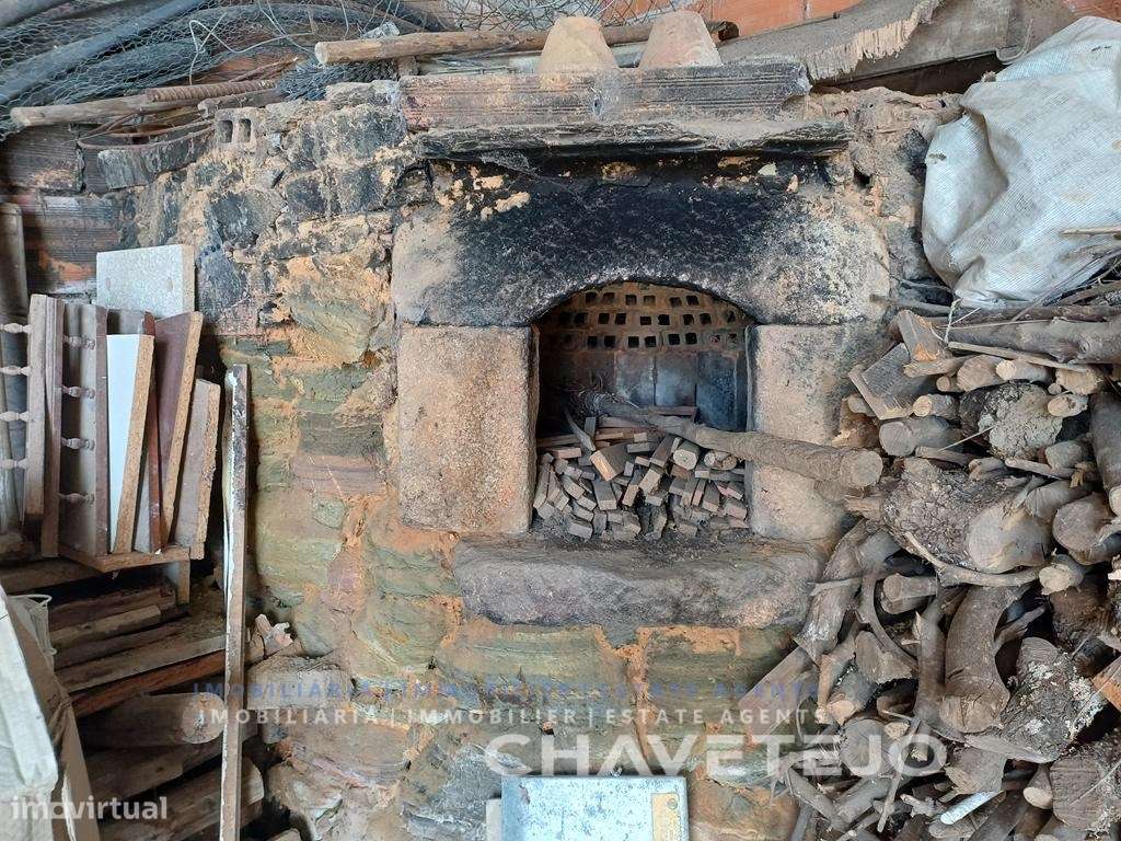 Moradia de Campo com Terreno, Furo de Água e Olival-31