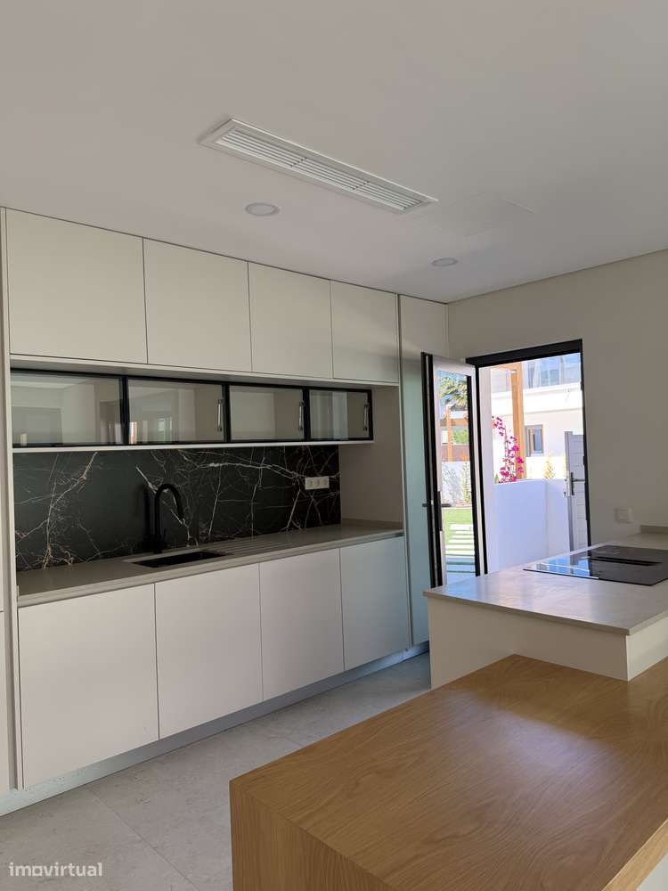 Moradia T4 com piscina, terraço e garagem em Ferreiras-28