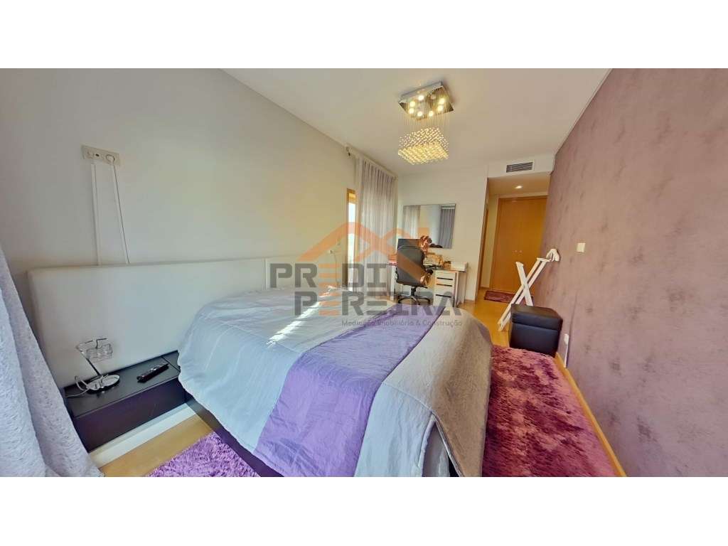 Situado na Urb. Colinas do Cruzeiro, T3 com três varandas e box par...-19