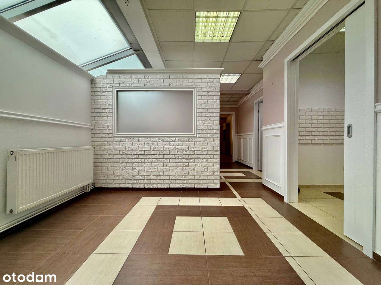 Na sprzedaż lokal użytkowy – Parking | Niski czynsz | Duża przestrzeń-0