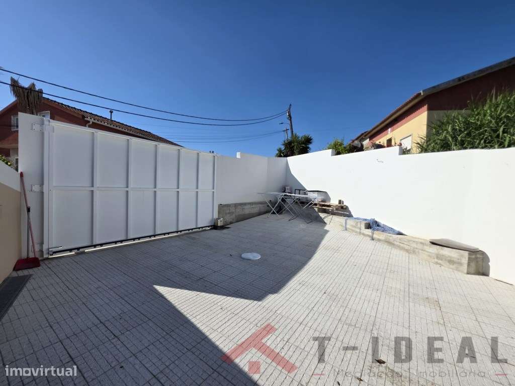 Moradia Renovada com Espaço Exterior-32