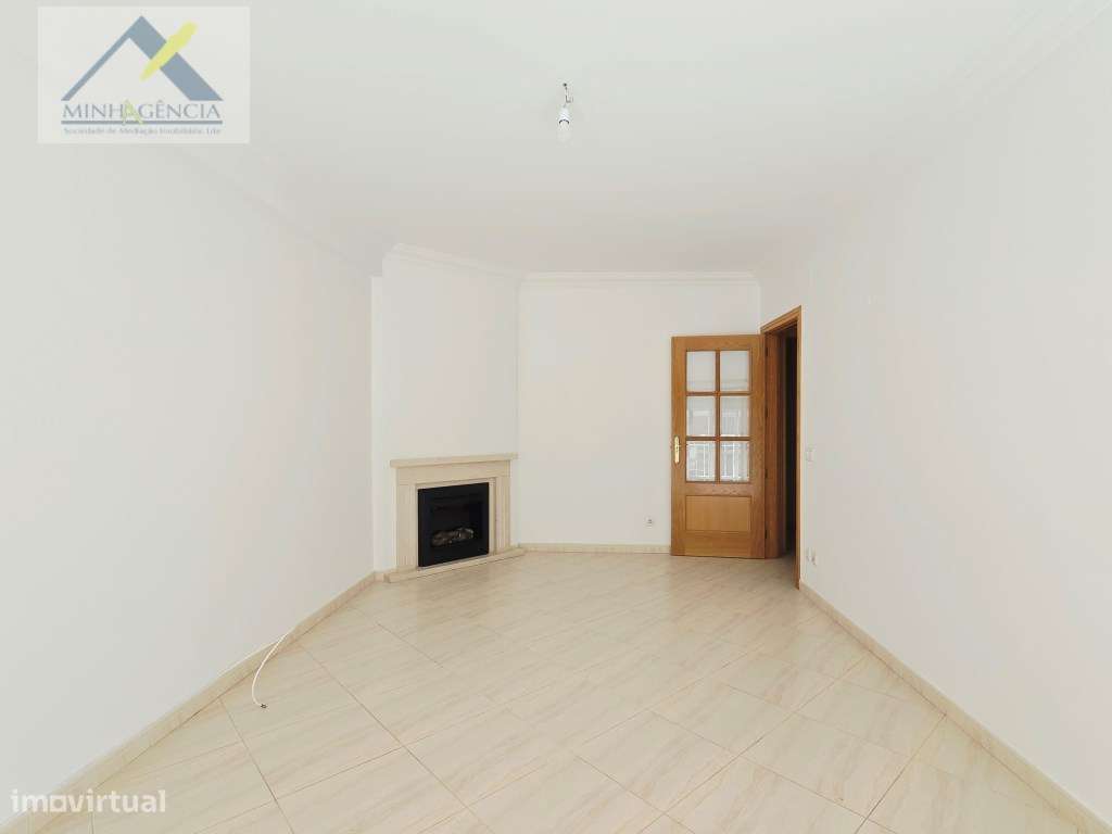 Apartamento T2 com arrecadação no Bairro Afonso Costa em Setúbal-4