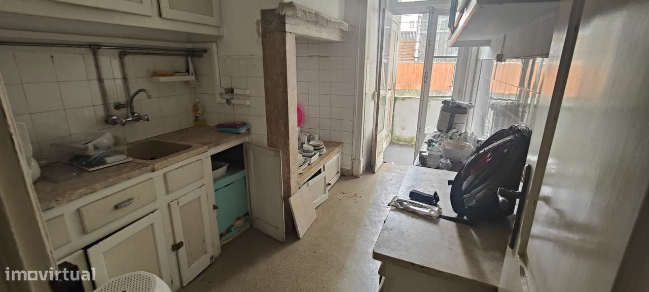 Apartamento T3 com varanda em Avenidas Novas, para remodelação total.-30