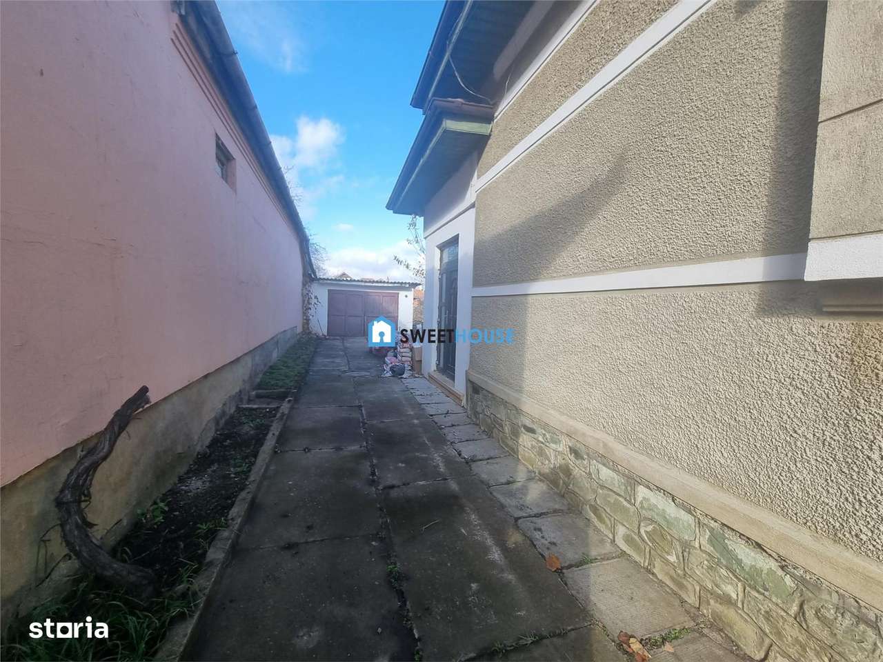 Casa de vanzare  cu 4 camere si anexe  in Fagaras.-0