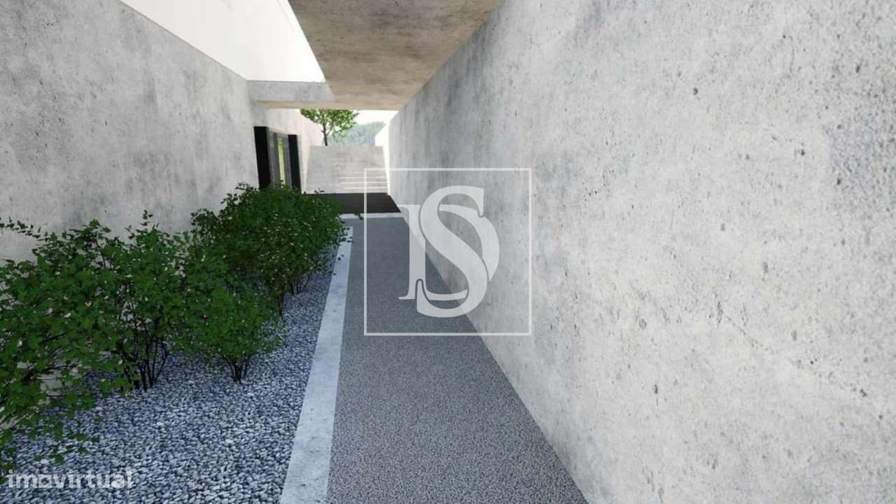 Moradia T4 de três pisos inserido num terreno com 1188m2. Exclente pot-9