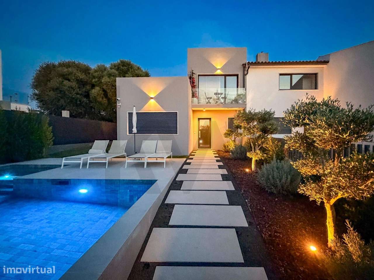 Moradia Contemporânea T3+1 com Piscina em Condomínio Fechado Exclusivo-1