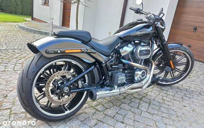 Harley-Davidson Softail Breakout - 34