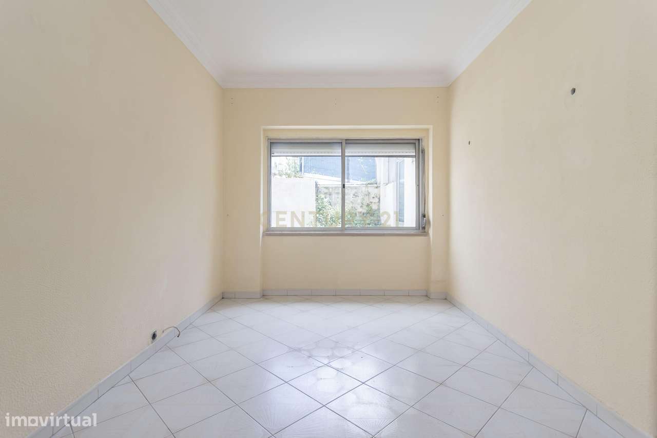 Apartamento com Potencial de Valorização em Almada-23