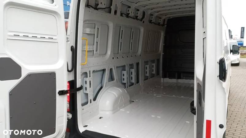 Volkswagen Crafter Furgon L4H3 - 12