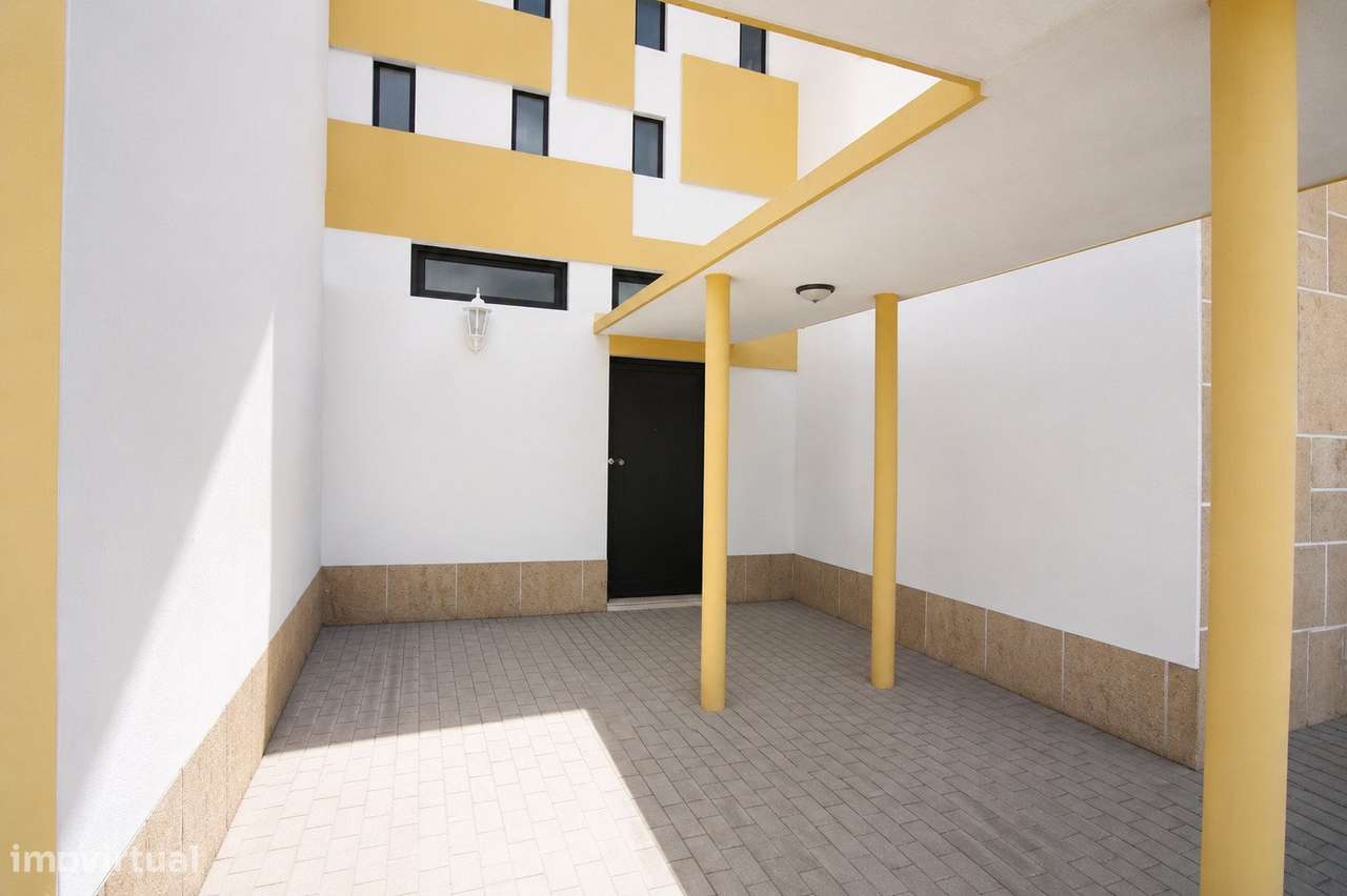 Moradia de Prestígio com T1 Independente, Terraço Panorâmico e Exce...-28